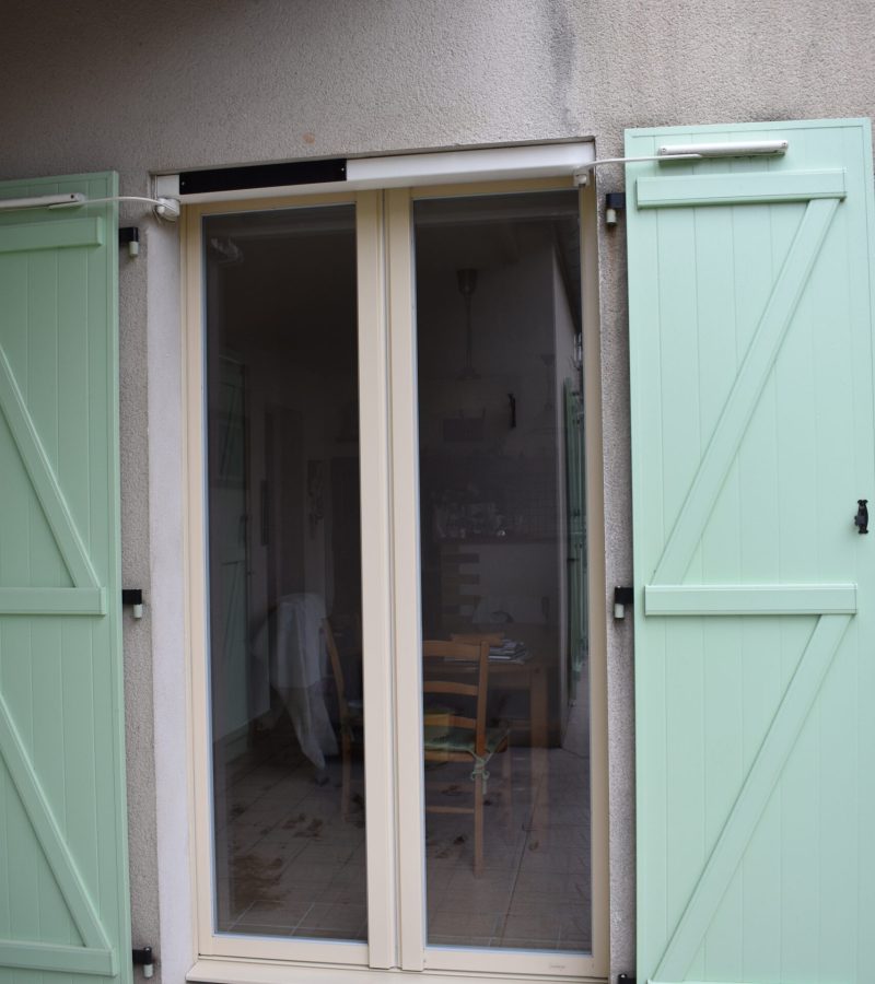 Pose d'une baie à galandage aluminium blanc fabricant Janneau